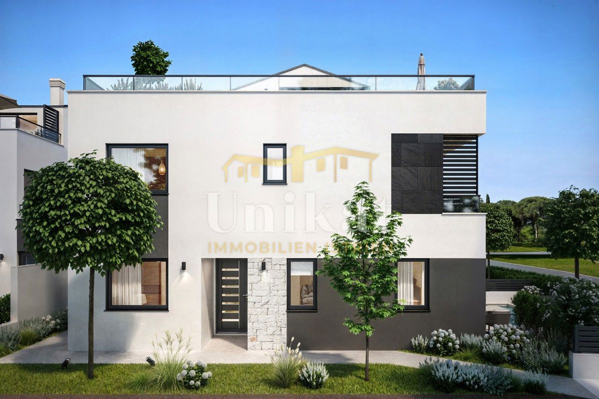 Casa bifamiliare a Poreč, giardino, piscina e terrazza sul tetto